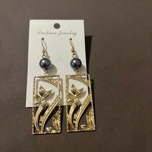 Fashion Jewelry Gold Floral Earrings with Black Beads